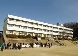 【小学校】生駒市立真弓小学校まで450ｍ