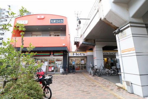 【生活雑貨店】100円ショップフレッツ　JR玉造駅前店まで818ｍ
