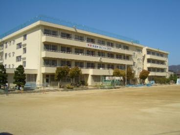 【小学校】灰塚小学校まで643ｍ