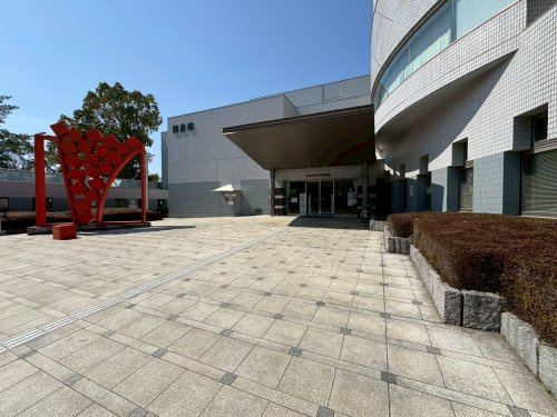 【図書館】小山市立　中央図書館中央サービスデスクまで7669ｍ