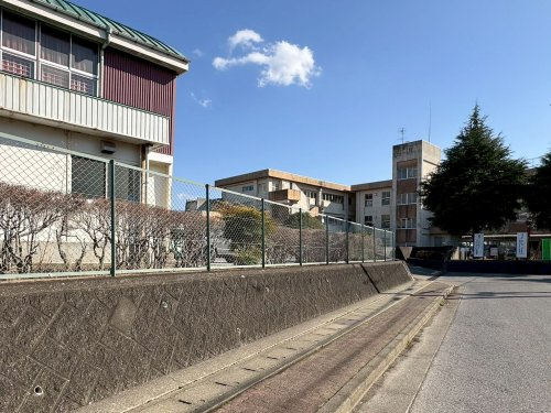 【小学校】小山市立間々田東小学校まで1495ｍ