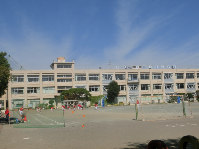 【小学校】霞ヶ関小学校まで967ｍ