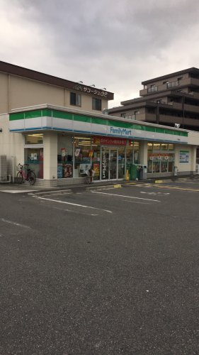 【コンビニエンスストア】ファミリーマート　大津唐崎店まで299ｍ