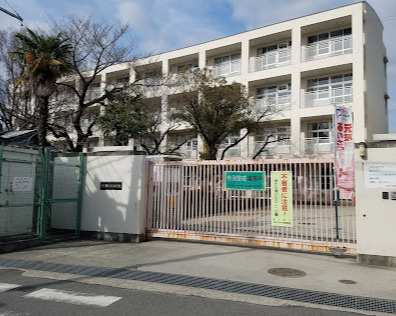 【小学校】東大阪市立弥栄小学校まで1012ｍ