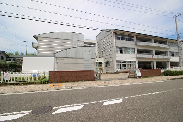 【小学校】横内小学校まで907ｍ