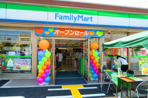 【コンビニエンスストア】ファミリーマート　川口朝日三丁目店まで1091ｍ