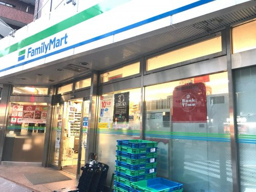 【コンビニエンスストア】ファミリーマート　半蔵門駅前店まで302ｍ
