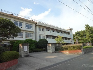 【中学校】平塚市立浜岳中学校まで300ｍ