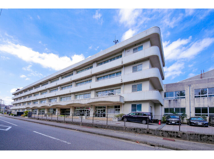 【小学校】四十万小学校まで845ｍ