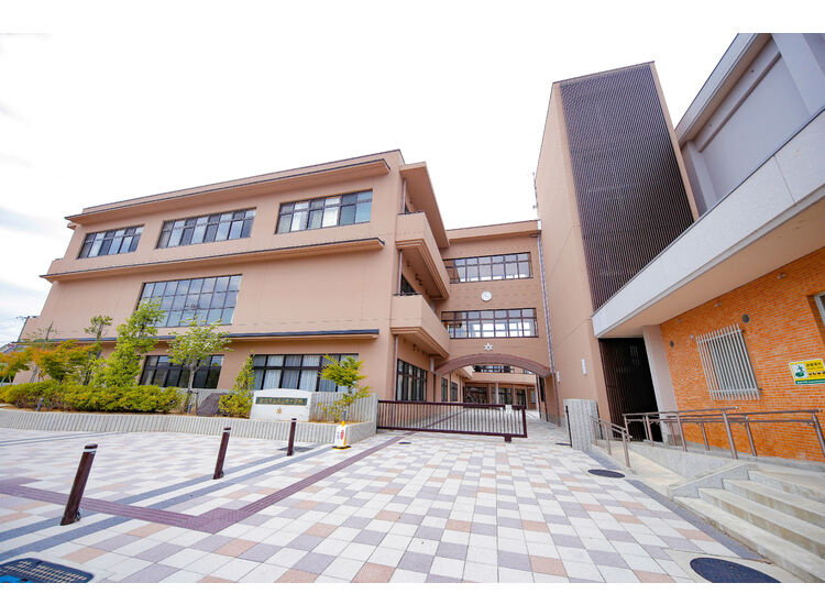 【小学校】金沢市立森山町小学校まで986ｍ