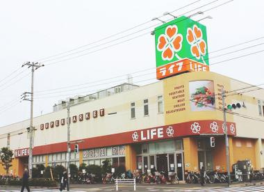 【スーパー】ライフ　六町駅前店まで325ｍ