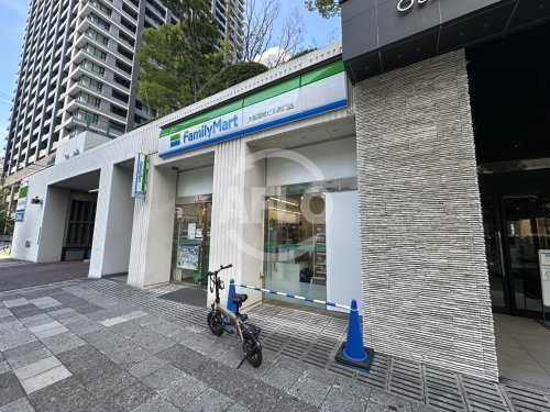 【コンビニエンスストア】ファミリーマート　大阪国際ビル西口店まで75ｍ
