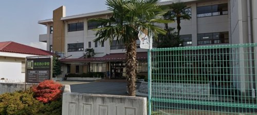 【小学校】愛荘町立秦荘西小学校まで389ｍ