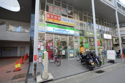 【コンビニエンスストア】ファミリーマート甲東園駅前店まで309ｍ