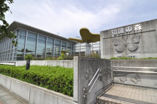 【図書館】知識の森　嵐山町立図書館まで814ｍ