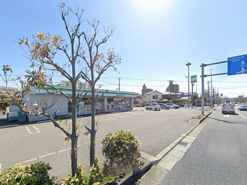 【コンビニエンスストア】ファミリーマート平塚四之宮店まで590ｍ