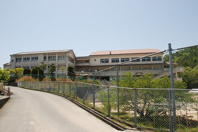 【小学校】板城小学校まで2053ｍ