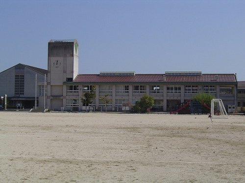 【小学校】高美が丘小学校まで1625ｍ
