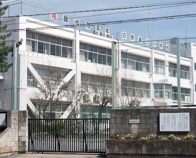 【小学校】日野市立　第三小学校まで907ｍ