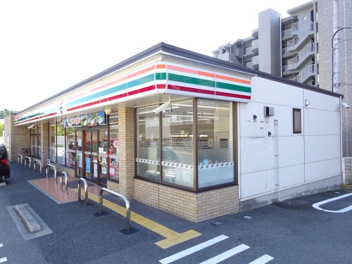 【コンビニエンスストア】セブンイレブン　橿原神宮前駅東店まで297ｍ