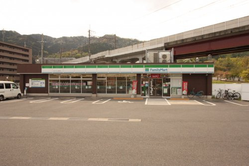 【コンビニエンスストア】ファミリーマート皇子が丘公園前店まで1030ｍ