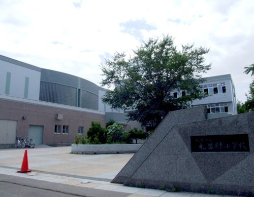【小学校】札幌市立小学校　札苗緑小学校まで617ｍ
