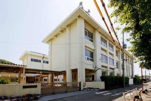 【小学校】亀川小学校まで1969ｍ