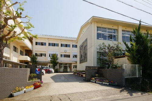 【中学校】亀川中学校まで2112ｍ
