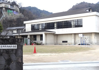 【小学校】両城小学校まで985ｍ