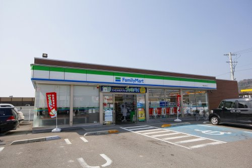 【コンビニエンスストア】ファミリーマート　和歌山直川店まで977ｍ