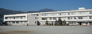 【小学校】伊勢原市立比々多小学校まで612ｍ