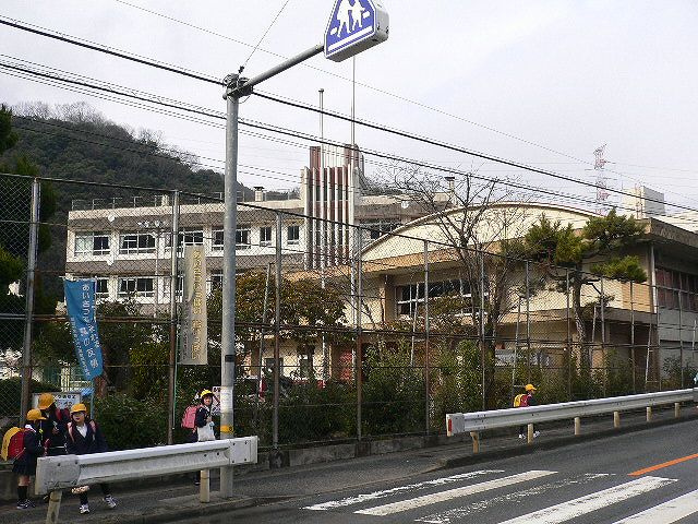 【小学校】飯室小学校まで429ｍ