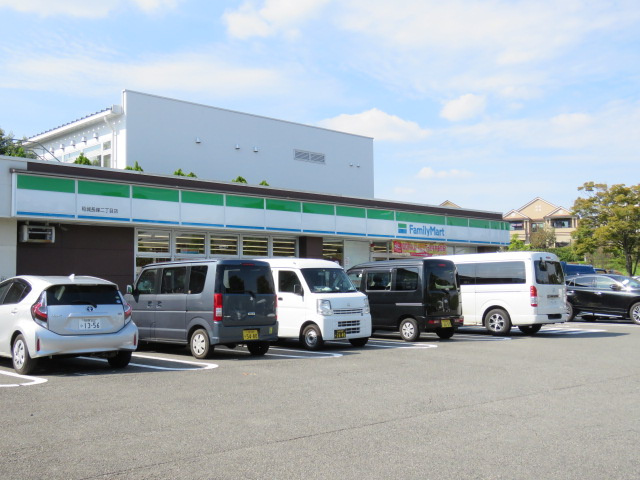 【コンビニエンスストア】ファミリーマート　稲城長峰二丁目店まで1022ｍ