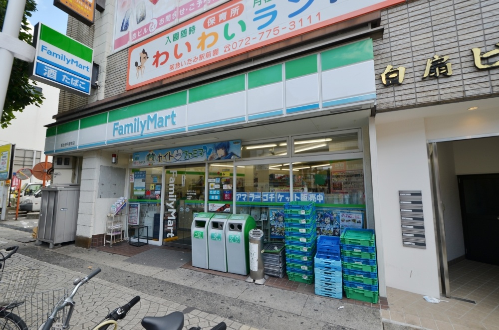 【コンビニエンスストア】ファミリーマート阪急伊丹駅前店まで228ｍ