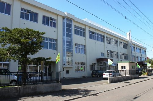 【小学校】札幌市立本郷小学校まで450ｍ