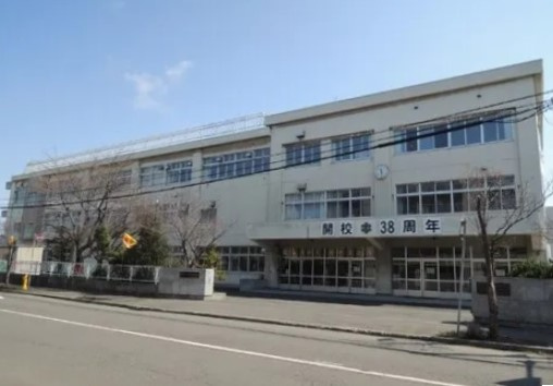 【小学校】札幌市立東苗穂小学校まで450ｍ