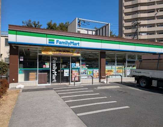 【コンビニエンスストア】ファミリーマート　さいたま根岸五丁目店まで86ｍ