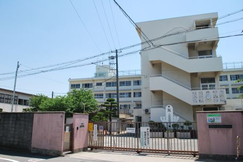 【小学校】大東市立　三箇小学校まで395ｍ