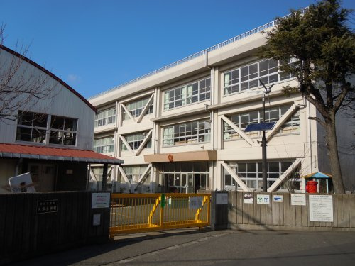 【小学校】横須賀市立大津小学校まで1011ｍ