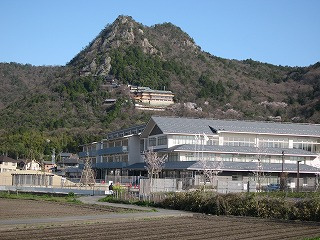 【小学校】東近江市立箕作小学校まで1100ｍ