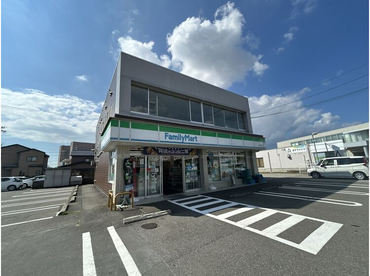 【コンビニエンスストア】ファミリーマート福井米松店まで311ｍ