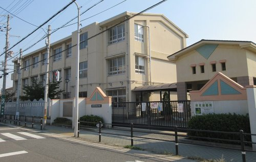 【小学校】金岡小学校まで293ｍ