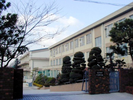 【中学校】新郊中学校まで950ｍ