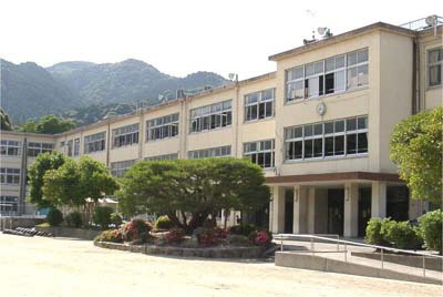【小学校】長等小学校まで1451ｍ