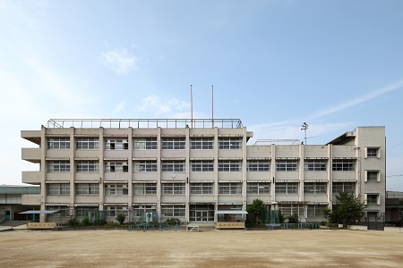 【小学校】東大阪市立楠根東小学校まで460ｍ