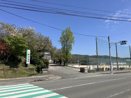 【小学校】玉名市立築山小学校まで400ｍ