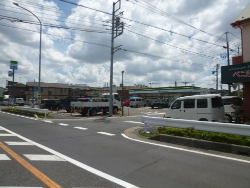 【コンビニエンスストア】ファミリーマート　越谷蒲生東町店まで740ｍ