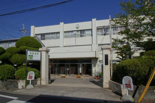【小学校】根来小学校まで755ｍ