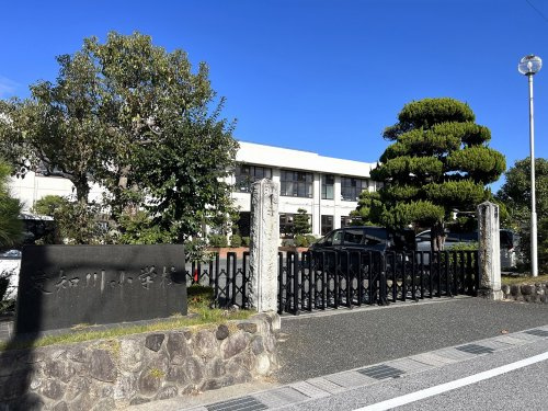 【小学校】愛荘町立愛知川小学校まで700ｍ
