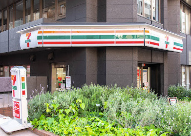 【コンビニエンスストア】セブンイレブン　新宿御苑前本通り店まで361ｍ